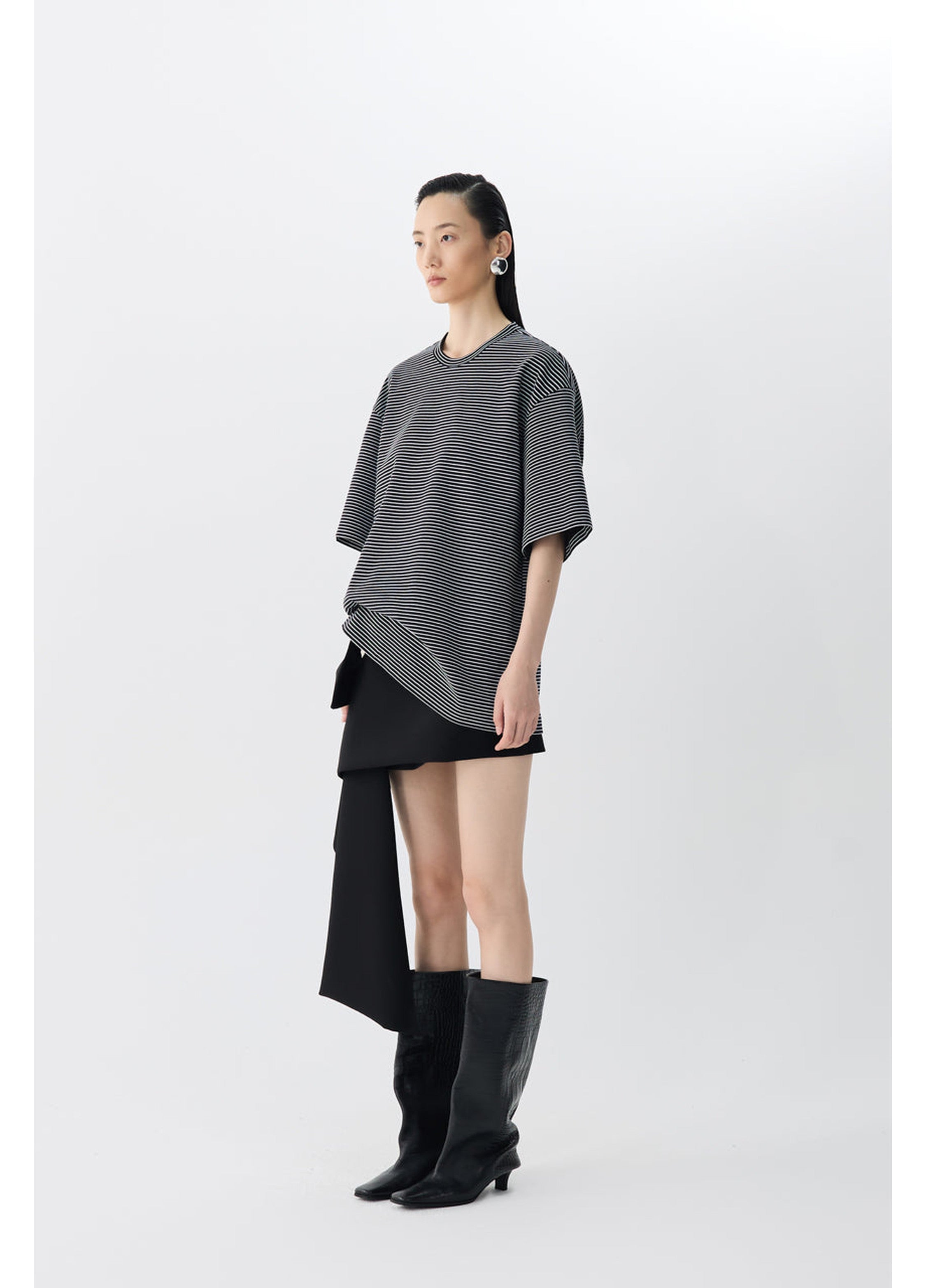 Gonna corta nera alla moda