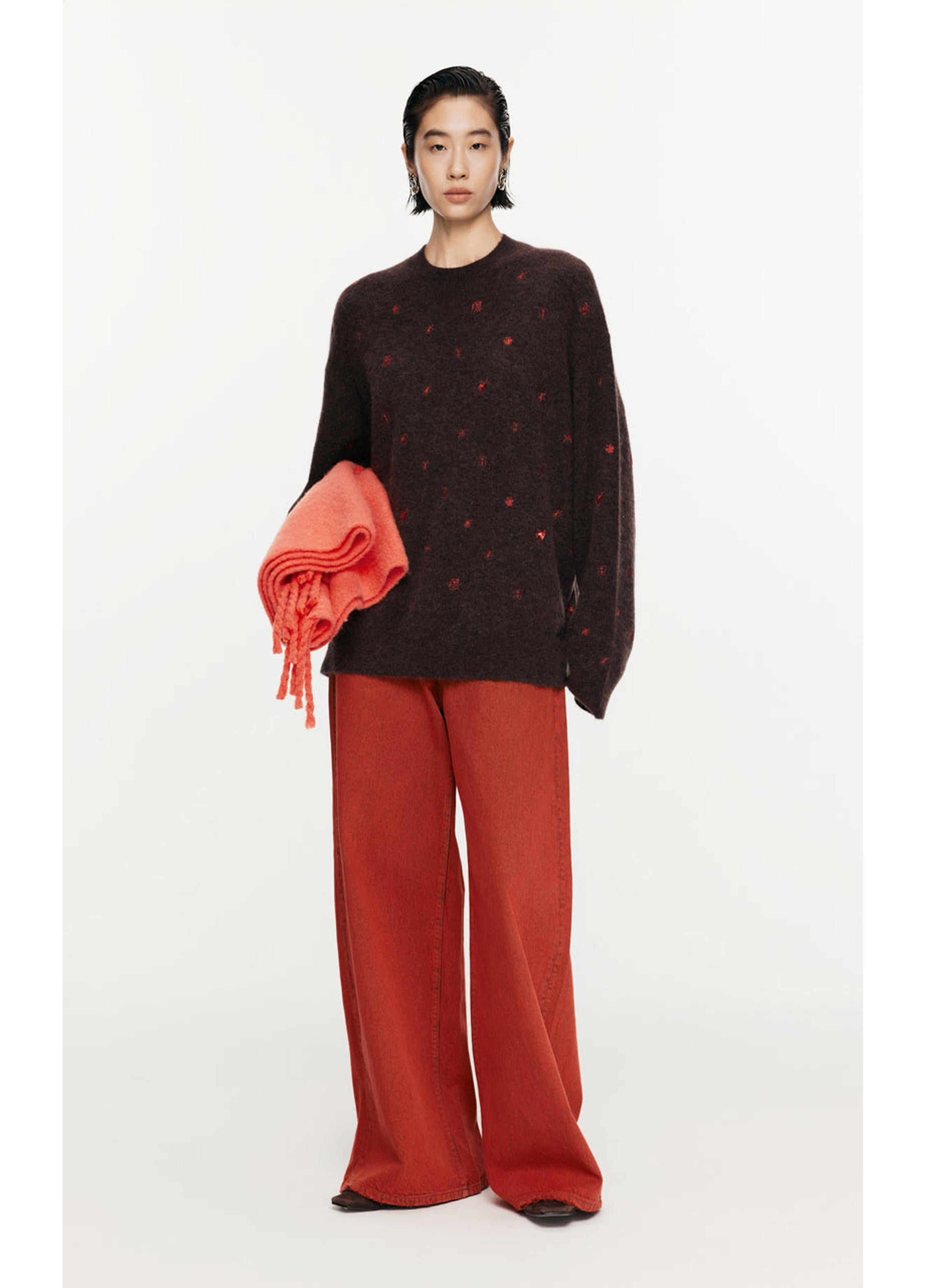 maglione a maniche lunghe con ricamo a farfalla