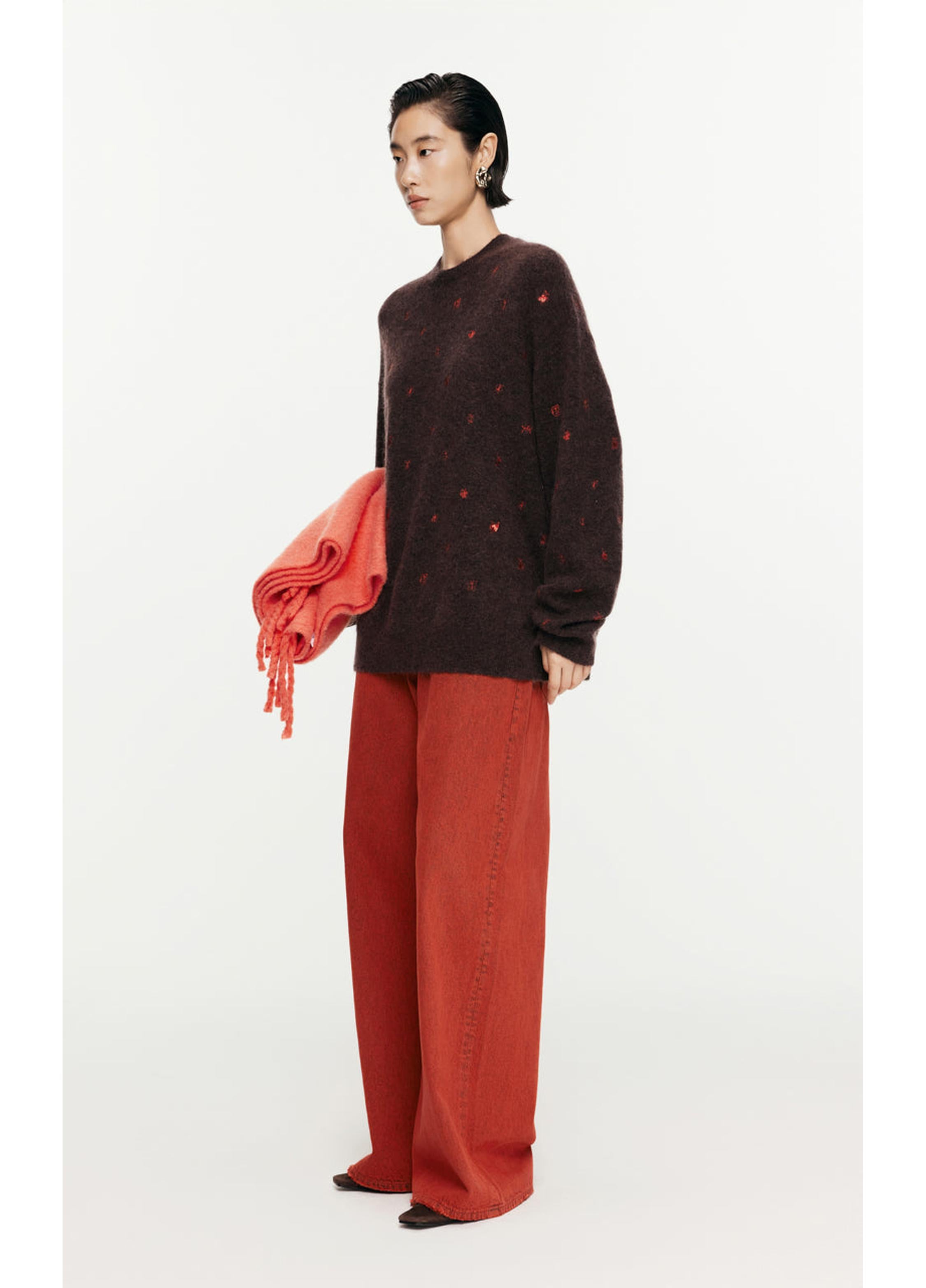 maglione a maniche lunghe con ricamo a farfalla