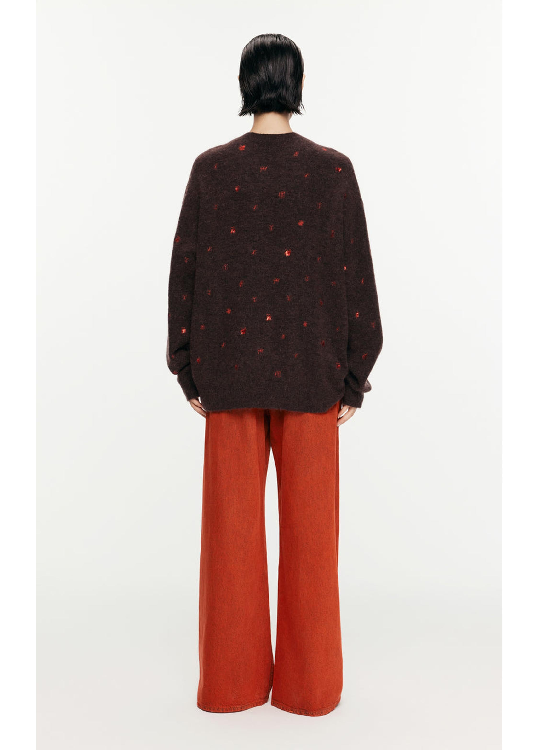 maglione a maniche lunghe con ricamo a farfalla