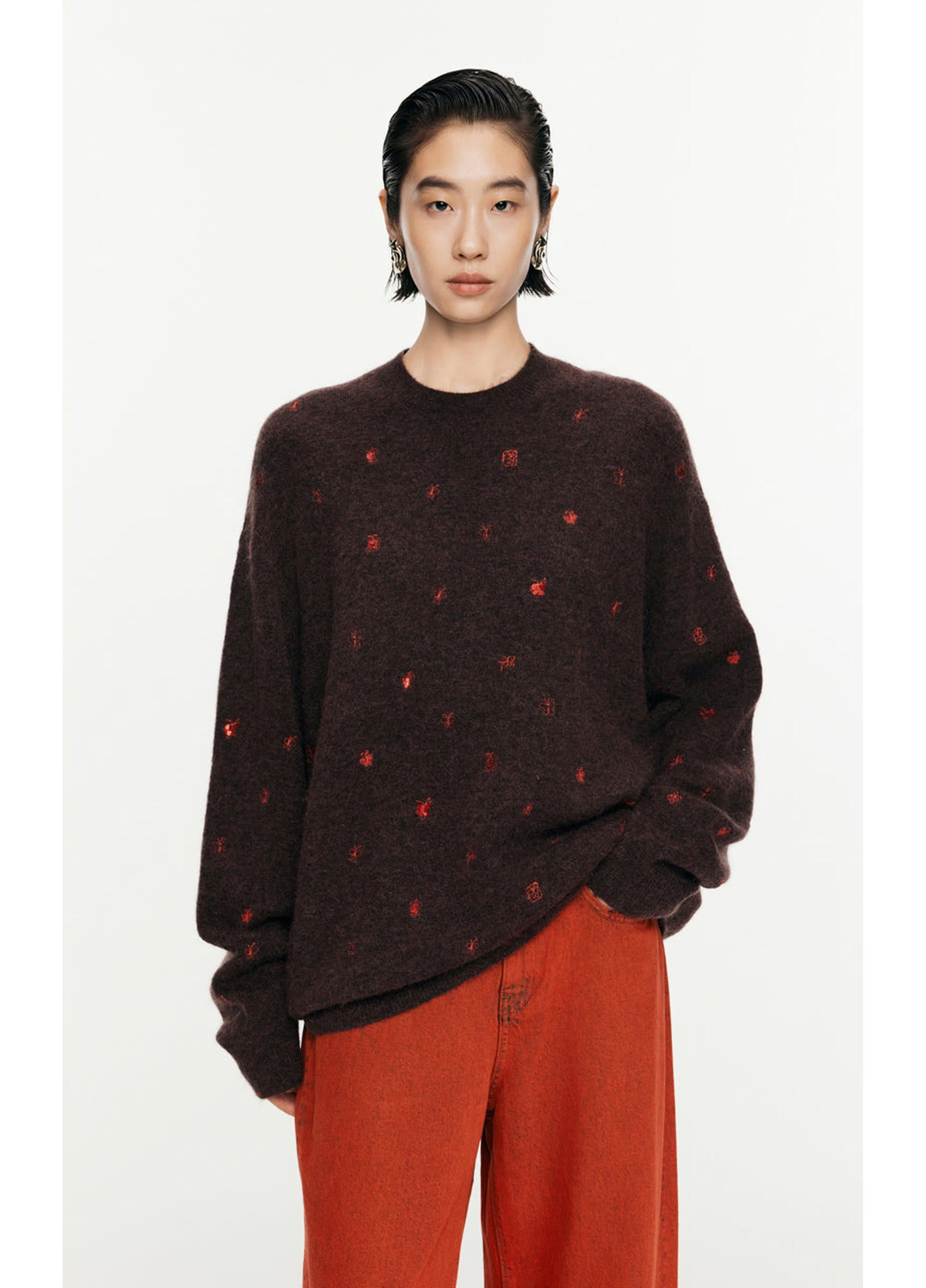 maglione a maniche lunghe con ricamo a farfalla