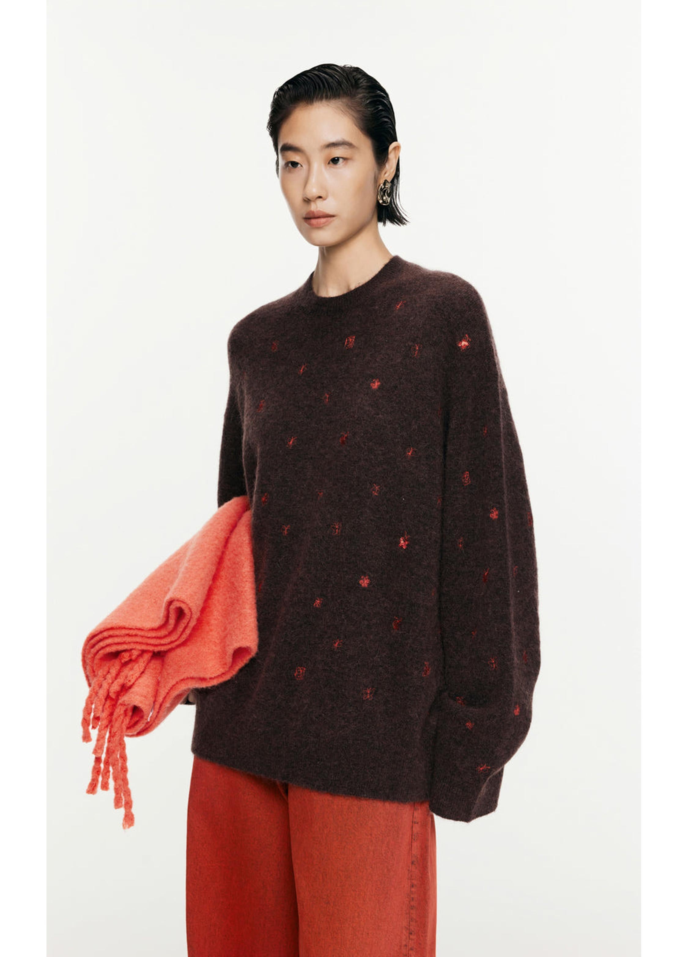 maglione a maniche lunghe con ricamo a farfalla