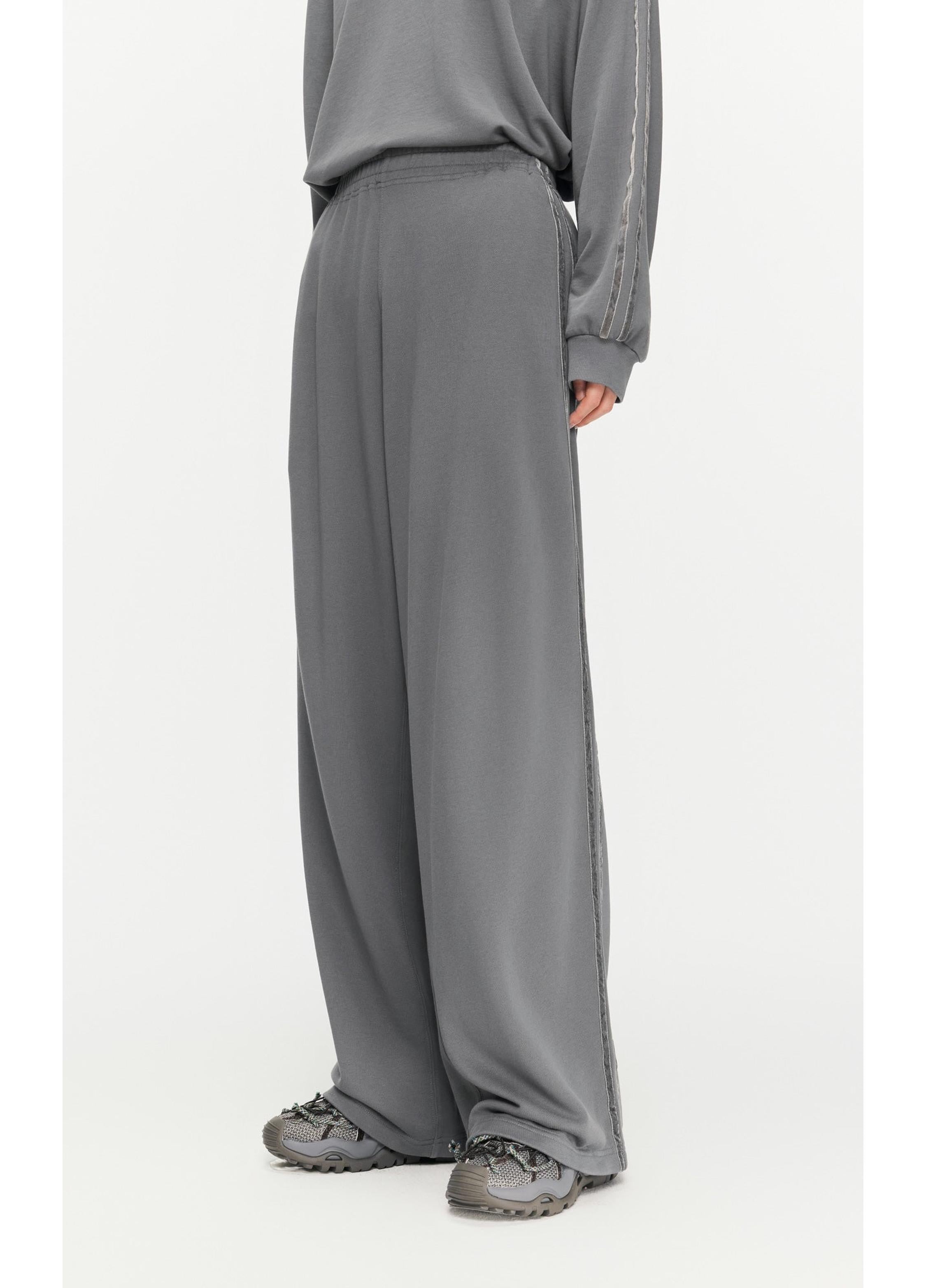 Pantaloni larghi e sopralunghi