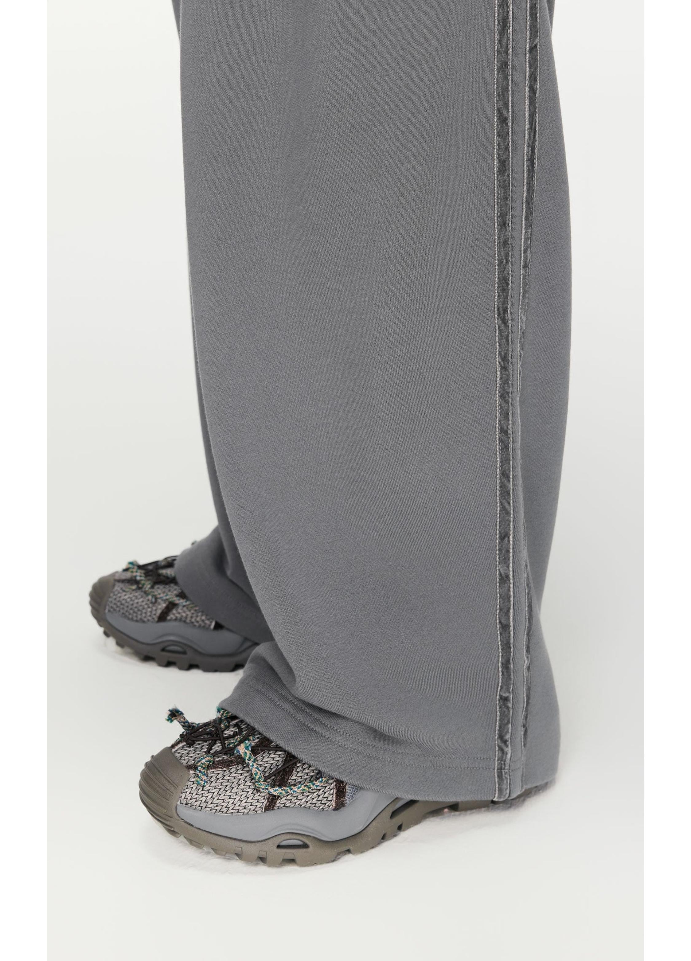 Pantaloni larghi e sopralunghi